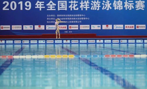 “水上芭蕾”究竟有多美？全國(guó)花樣游泳錦標(biāo)賽武漢“綻放”（附精美圖集）(圖1)
