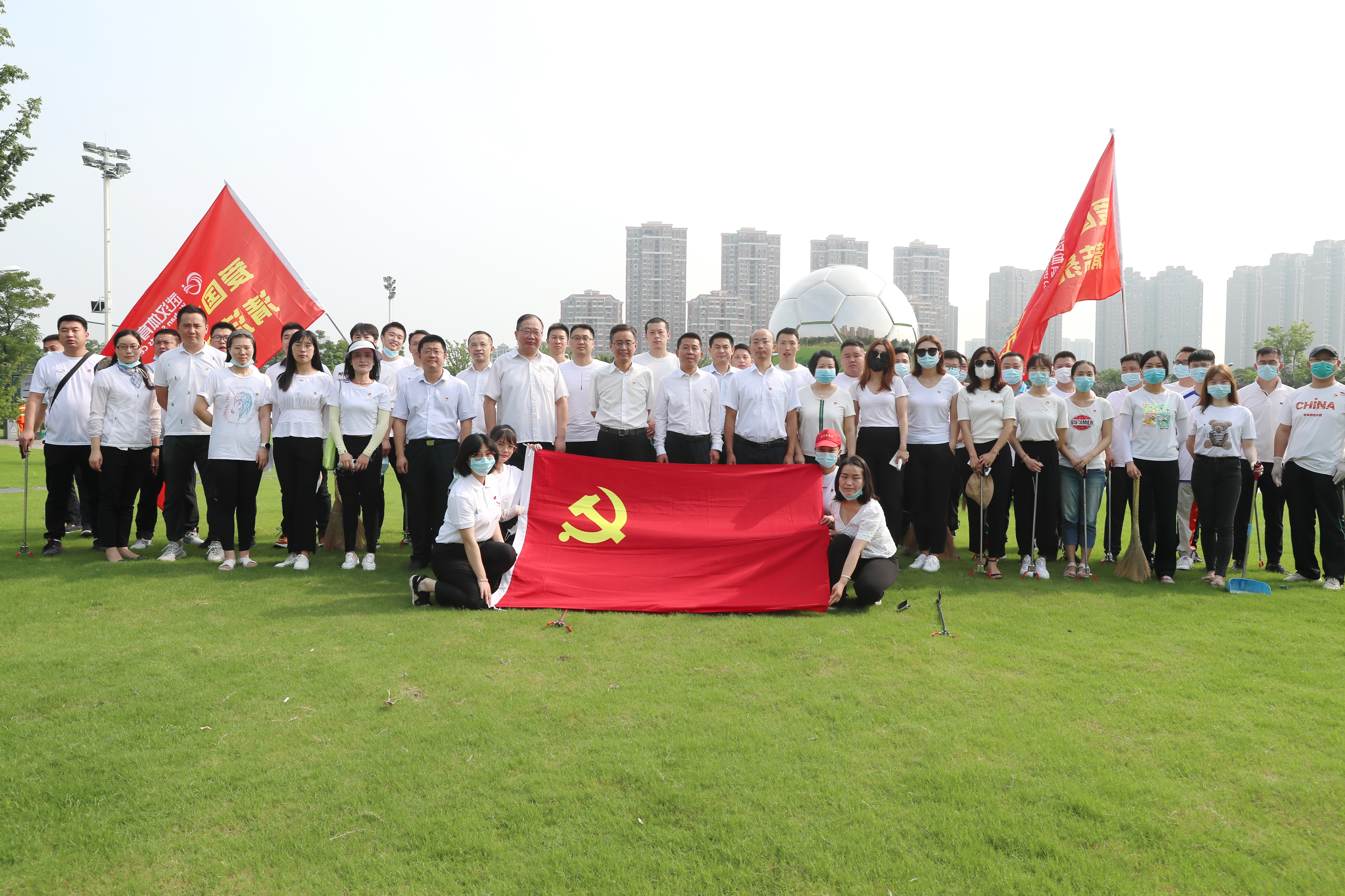 干干凈凈迎 “七一” 公司黨員開(kāi)展愛(ài)國(guó)衛(wèi)生活動(dòng)(圖1)