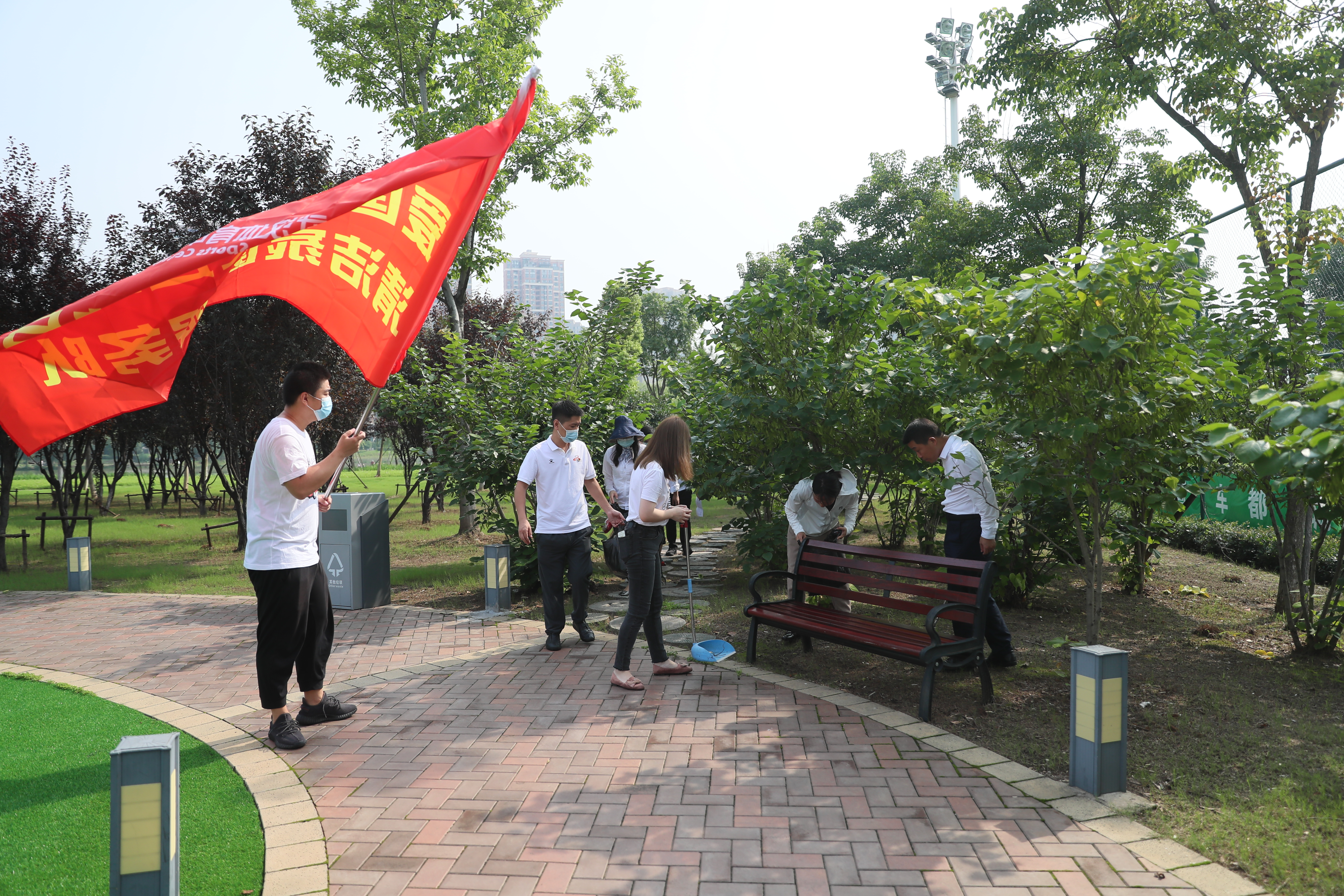 干干凈凈迎 “七一” 公司黨員開(kāi)展愛(ài)國(guó)衛(wèi)生活動(dòng)(圖2)
